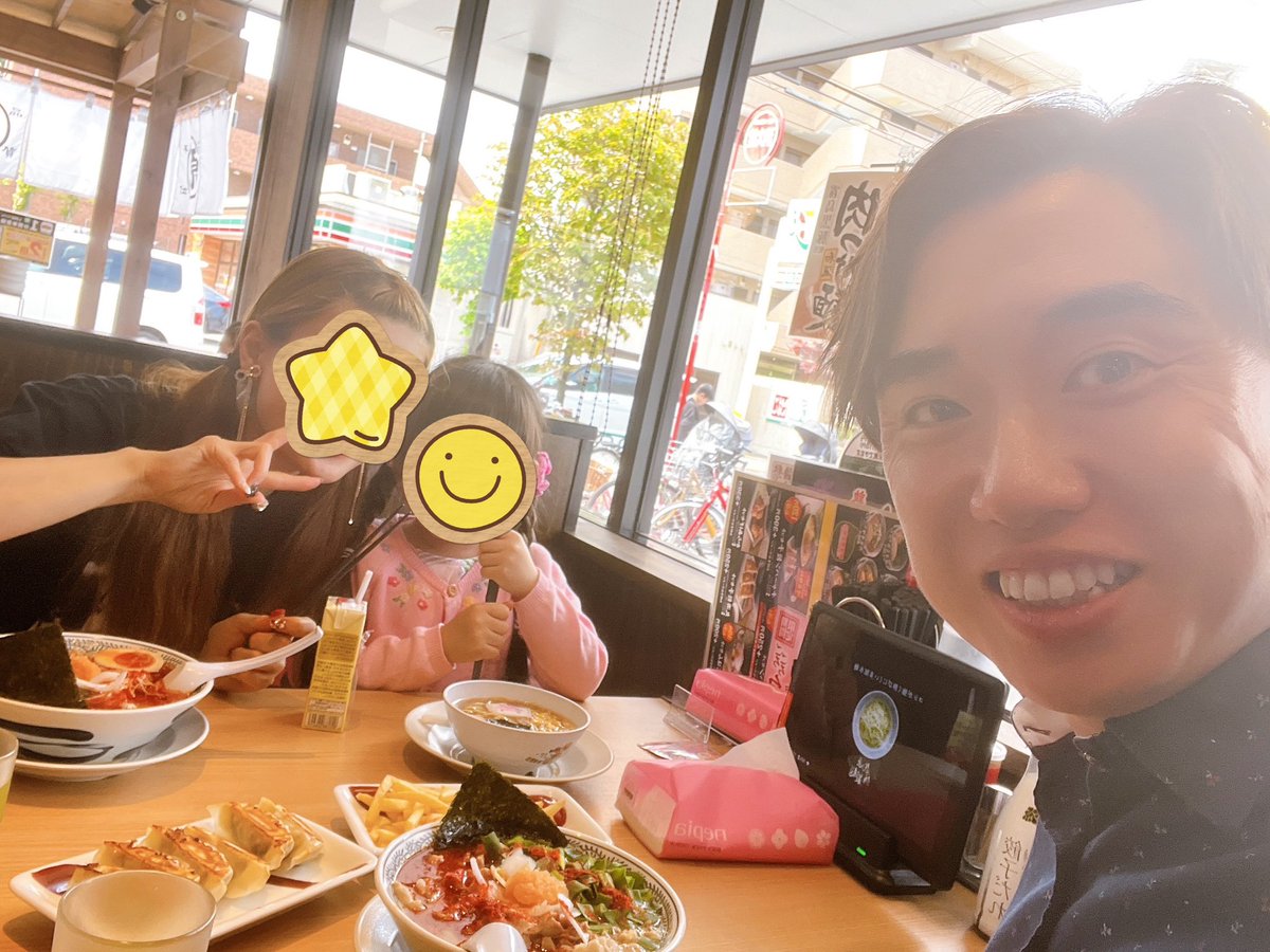 yoshit4174's tweet photo. 家族でラーメン屋に来ました✨当たり前の何気ない事が幸せって、よく言うよね。家族の思い出というのは、「何億円積まれても出来るものではないのね。」お金の価値ではないんだよ。一瞬、一瞬を大切にしたいと本当に思うよ^ ^食べたラーメンは辛くてボリューミーでした😊
#家族　#ラーメン　#夢 https://t.co/IsKEPaqmOJ