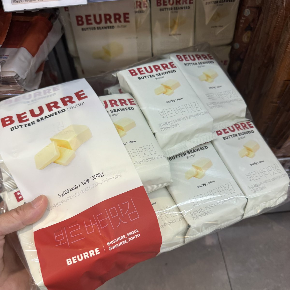 jongkg7's tweet photo. 韓国土産で買ってきた【BEURRE】のバター風味韓国海苔が衝撃の美味しさ✨

バター＝甘いと思いきや、上品な香りと絶妙な塩気で完全に“大人の味”。
ごま油系の重たさがなく、洋風のコクがクセになります！！
ワインやマッコリとも相性抜群。これはハマる。 https://t.co/AXwJdpW4pL
