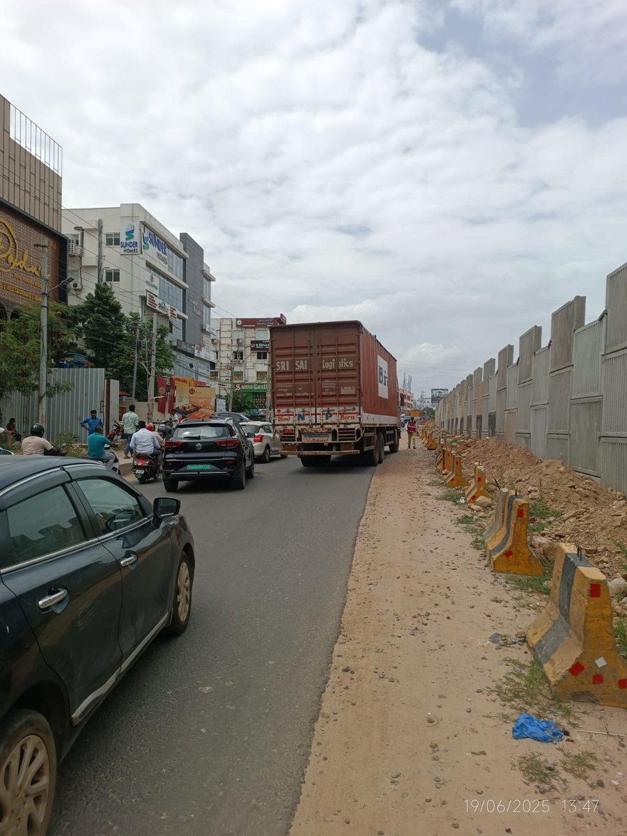 Traffic Update 19.06.2025, 15:00 Hrs
Traffic movement is slow at Dadus sweets, Komapally towards Medchal. Due to Vehicle Breakdown.
Alwal Traffic Police  are working to clear Traffic. Please cooperate with Traffic Police.
