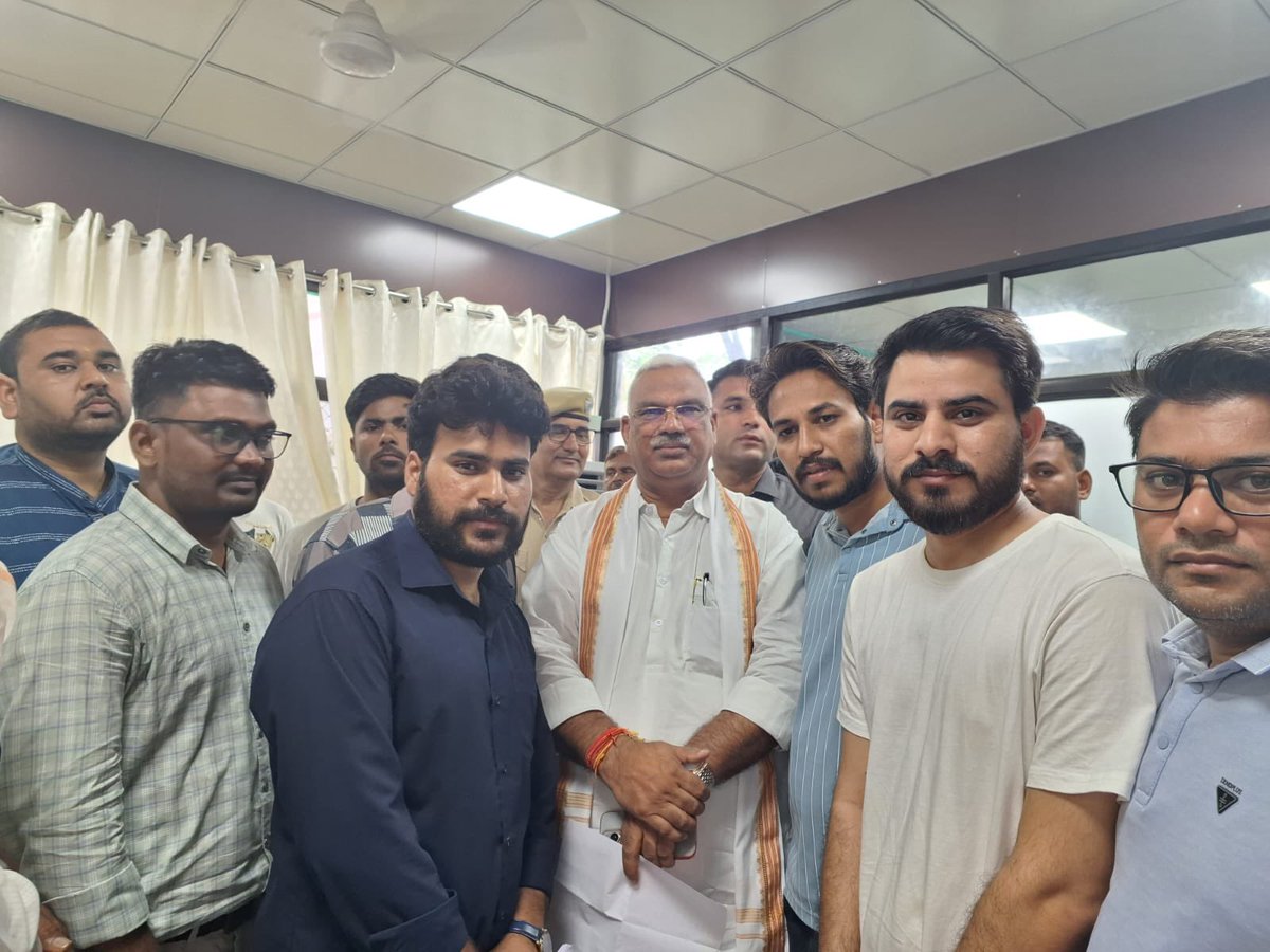 manojmeena's tweet photo. आज गृह राज्य मंत्री श्री जवाहर सिंह बेढ़म जी से पाँच सदस्यीय प्रतिनिधिमंडल के साथ मुलाक़ात की। स्कूल व्याख्याता परीक्षा की तिथि को तीन माह आगे बढ़ाने की माँग को लेकर श्री बेढ़म जी ने RPSC चेयरमैन श्री यू.आर. साहू और वरिष्ठ प्रशासनिक अधिकारी श्री शिखर अग्रवाल से टेलीफोन पर बातचीत की। 

मंत्री महोदय ने हमें भरोसा दिलाया क���— “हम आपका काम करवाएंगे। @RajCMO 
@RajGovOfficial 
#First_Grade_स्थगित_करो