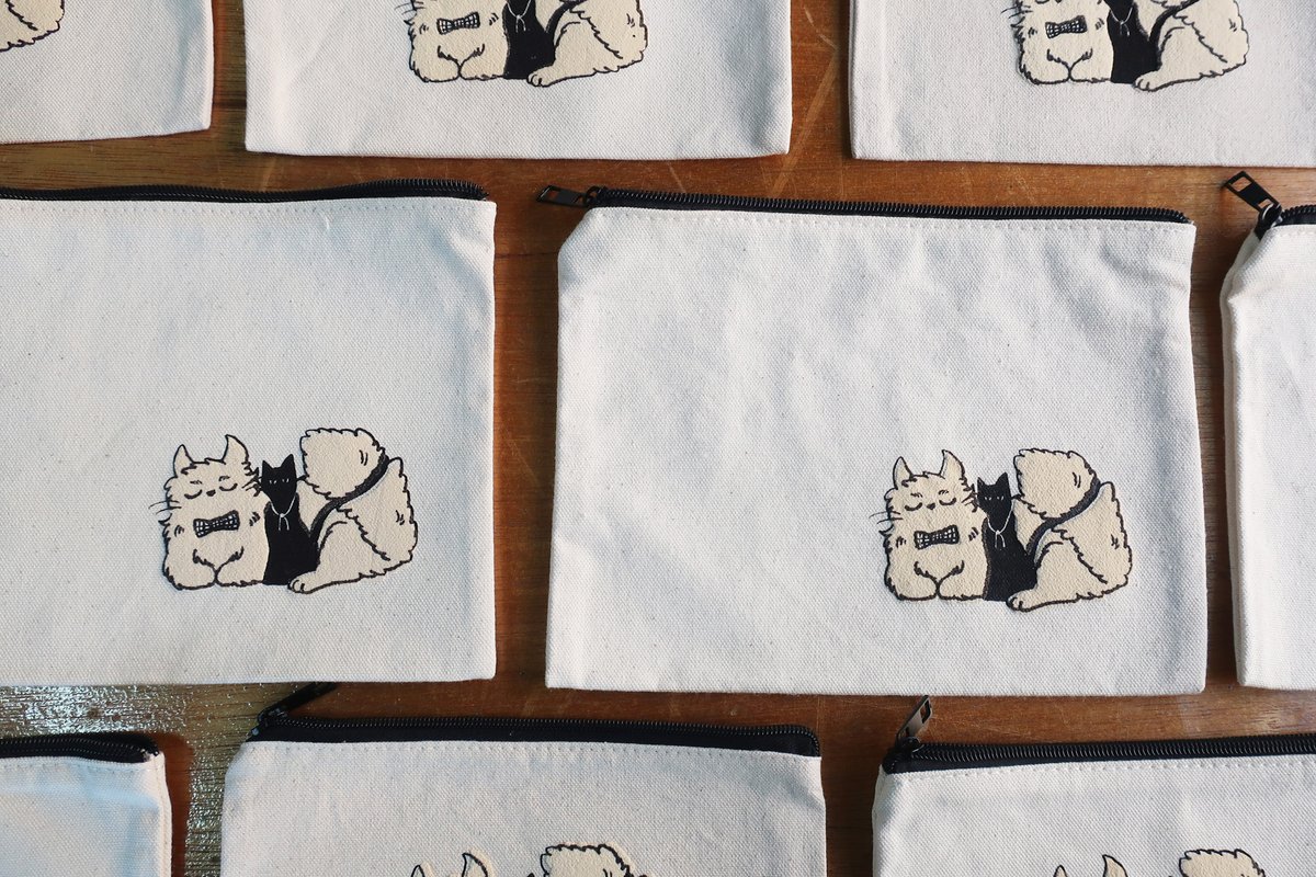 【#みんなのスリマッカ 】

ノーマルなブラックとモケモケインクを
使用して２色刷り🐱質感の違いが魅力的な
ポーチが完成しました！

モケモケ部分は、パンとホワイトを混色し、こだわりのほんのりなクリーム色で印刷✨
優しい雰囲気がとても素敵です。。。！

#みんなのスリマッカ
#SURUTOCO