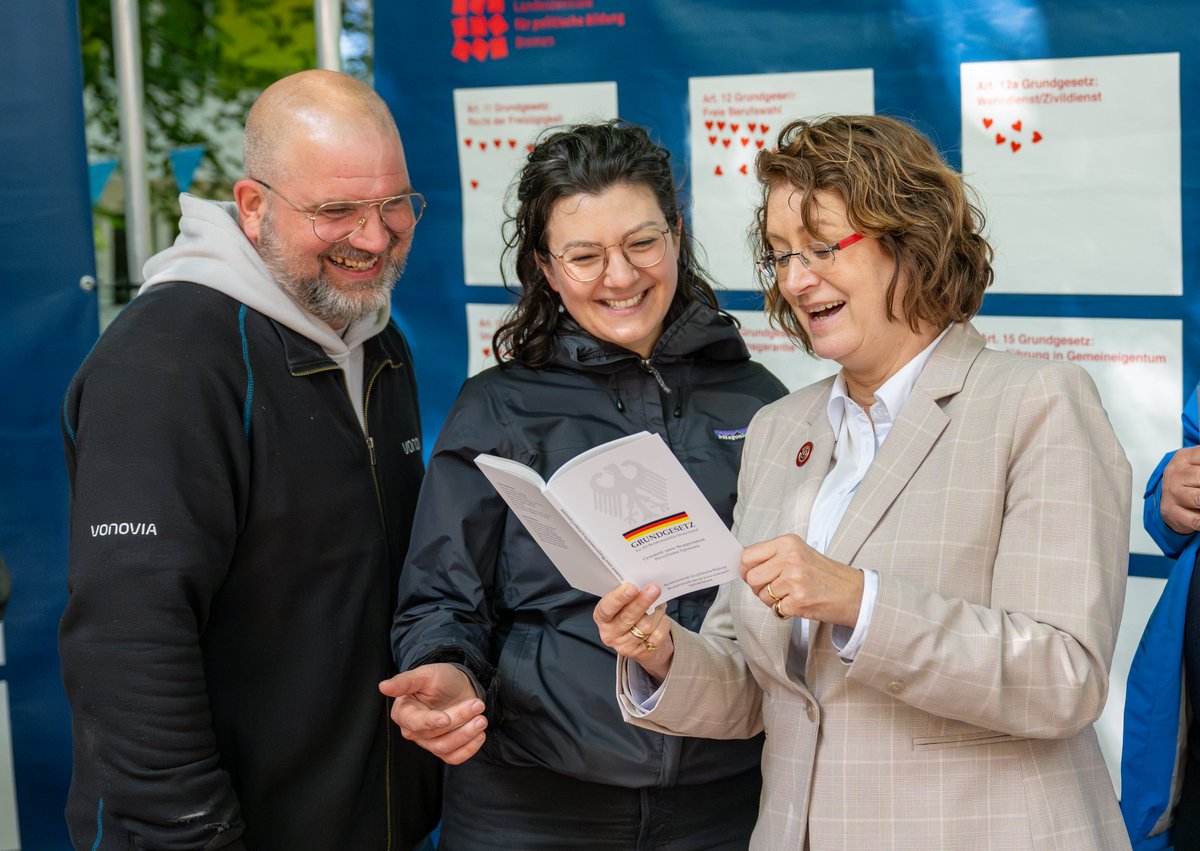 TimmTebbe's tweet photo. Unsere Highlights im Mai: Tag der Nachbarschaft in Hemelingen und Wohlers Eichen, Kinderfest in Gröpelingen u. das Frühlingsfest in Huckelriede. Überall wurde gefeiert, gelacht und das Miteinander gestärkt! @Vonovia_SE @BirgitBenke @kulturvorort @DKSB_Bremen https://t.co/dcQOIXCTa5