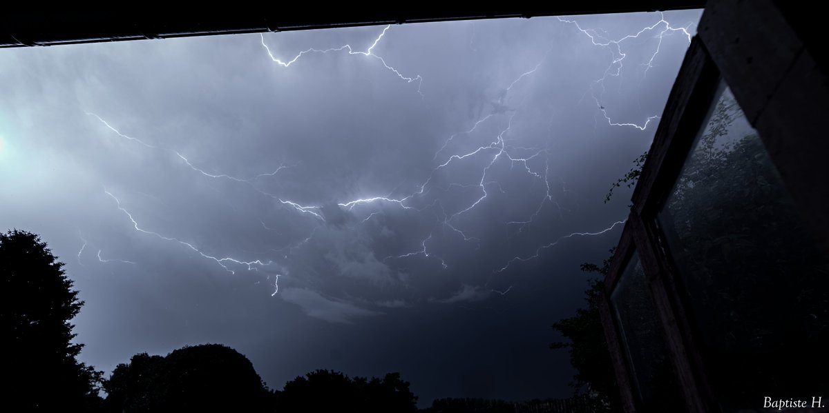 mourirestbeau's tweet photo. Une nuit électrique entre Normandie et Hauts-de-France 📷📷

Dans la nuit du 13 au 14 juin 2025, un puissant orage s’est déclenché sur le nord de la France, porté par une instabilité atmosphérique forte liée à la rencontre d’une masse d’air chaude et humide avec un front froid. De Saleux, j’ai pu capturer ces éclairs en pleine action grâce à mon Sony Alpha 7 III associé au Samyang 14mm f/2.8, avec l’aide précieuse de la cellule Lightning Sensor V4b qui détecte et déclenche au bon moment.

L’atmosphère était lourde, électrique, et la nature n’a pas fait les choses à moitié. Moment magique entre technique et chaos météo, à dévorer des yeux. 📷📷

Retrouvez toutes les photos en meilleure qualité via le lien en description, ou simplement en scannant le QR-code présent sur ce post !

https://t.co/yqGFwTPURd

@KeraunosObs 

#Orage #StormChasing #Normandie #HautsDeFrance #Saleux #Amiens #SonyAlpha7III #Samyang14mm #LightningSensor #PhotographyLovers #NaturePower #Foudre #Lightning #Eclair #Thunder #Thunderstorm #Storm #France #Night #Nuit #Paysage #Landscape #Landscapephotography #NNature #aturelovers #Naturephotography #Weather #Photos #Photography #Photographie