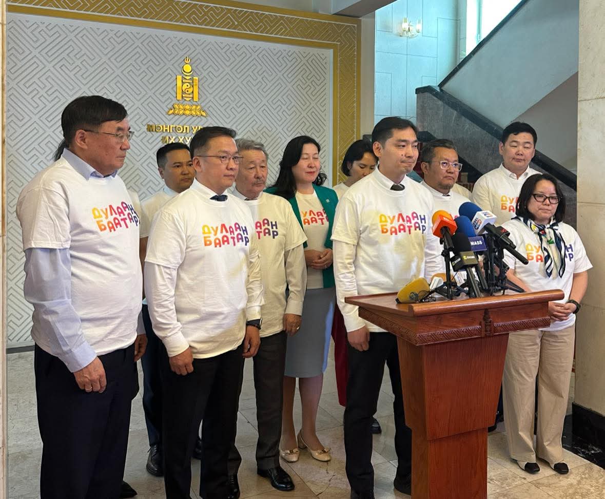 Хөөрхөн бас зөв акц бна <a href="/LuvsanjamtsGanz/">Ганзоригийн Лувсанжамц</a>