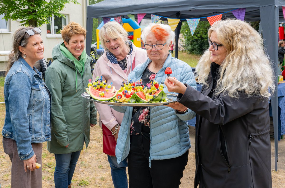 TimmTebbe's tweet photo. Unsere Highlights im Mai: Tag der Nachbarschaft in Hemelingen und Wohlers Eichen, Kinderfest in Gröpelingen u. das Frühlingsfest in Huckelriede. Überall wurde gefeiert, gelacht und das Miteinander gestärkt! @Vonovia_SE @BirgitBenke @kulturvorort @DKSB_Bremen https://t.co/dcQOIXCTa5