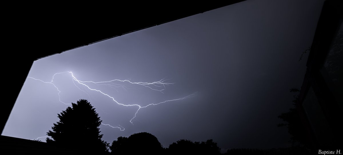 mourirestbeau's tweet photo. Une nuit électrique entre Normandie et Hauts-de-France 📷📷

Dans la nuit du 13 au 14 juin 2025, un puissant orage s’est déclenché sur le nord de la France, porté par une instabilité atmosphérique forte liée à la rencontre d’une masse d’air chaude et humide avec un front froid. De Saleux, j’ai pu capturer ces éclairs en pleine action grâce à mon Sony Alpha 7 III associé au Samyang 14mm f/2.8, avec l’aide précieuse de la cellule Lightning Sensor V4b qui détecte et déclenche au bon moment.

L’atmosphère était lourde, électrique, et la nature n’a pas fait les choses à moitié. Moment magique entre technique et chaos météo, à dévorer des yeux. 📷📷

Retrouvez toutes les photos en meilleure qualité via le lien en description, ou simplement en scannant le QR-code présent sur ce post !

https://t.co/yqGFwTPURd

@KeraunosObs 

#Orage #StormChasing #Normandie #HautsDeFrance #Saleux #Amiens #SonyAlpha7III #Samyang14mm #LightningSensor #PhotographyLovers #NaturePower #Foudre #Lightning #Eclair #Thunder #Thunderstorm #Storm #France #Night #Nuit #Paysage #Landscape #Landscapephotography #NNature #aturelovers #Naturephotography #Weather #Photos #Photography #Photographie