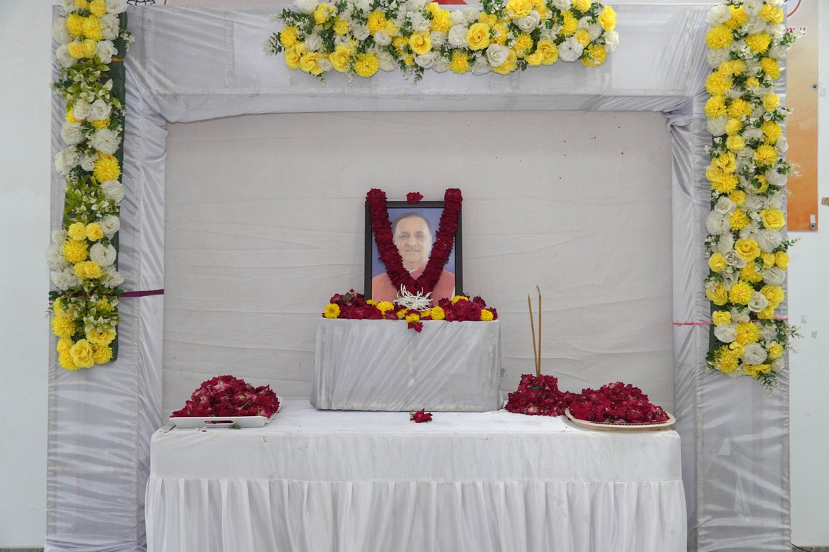 bjpneelrao's tweet image. શોકમાં ઢળેલું ગુજરાત… શ્રદ્ધાંજલિ સભા🙏🏻

અમદાવાદ વિમાન દુર્ઘટનામાં મૃત્યુ પામેલા તમામ અનમોલ જીવોને અને ગુજરાતના પૂર્વ મુખ્યમંત્રી સ્વ. શ્રી વિજયભાઈ રૂપાણીજીને ભાવપૂર્વક શ્રદ્ધાંજલિ આપવા માટે ભારતીય જનતા પાર્ટી નર્મદા જિલ્લા દ્વારા આજે શ્રી કમલમ્ નર્મદા ખાતે પ્રાર્થના સભા યોજાઈ.…