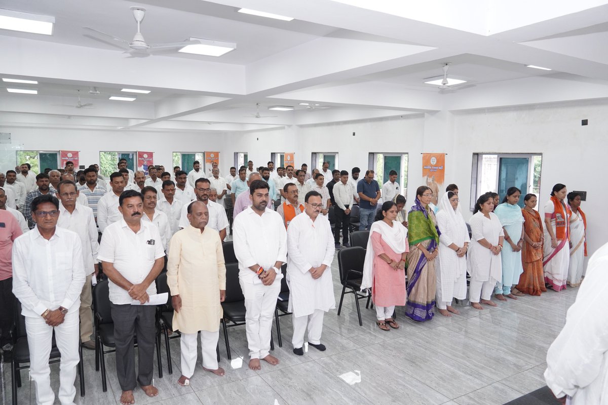 bjpneelrao's tweet image. શોકમાં ઢળેલું ગુજરાત… શ્રદ્ધાંજલિ સભા🙏🏻

અમદાવાદ વિમાન દુર્ઘટનામાં મૃત્યુ પામેલા તમામ અનમોલ જીવોને અને ગુજરાતના પૂર્વ મુખ્યમંત્રી સ્વ. શ્રી વિજયભાઈ રૂપાણીજીને ભાવપૂર્વક શ્રદ્ધાંજલિ આપવા માટે ભારતીય જનતા પાર્ટી નર્મદા જિલ્લા દ્વારા આજે શ્રી કમલમ્ નર્મદા ખાતે પ્રાર્થના સભા યોજાઈ.…