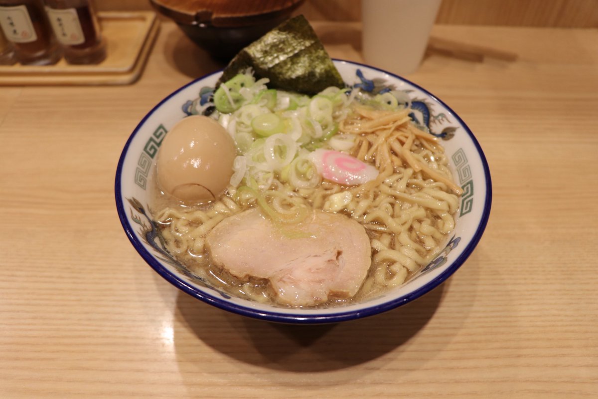 kasukabeedaa7's tweet photo. 舎鈴@ JRさいたま新都心ビルにて、味玉中華そば(並）。初訪。ホテルメトロポリタンが入るビル4F。魚介だしの効いたキレのある醤油味のスープに平打縮れ中太麺がよく絡んで美味い。 https://t.co/8nFy06MePx