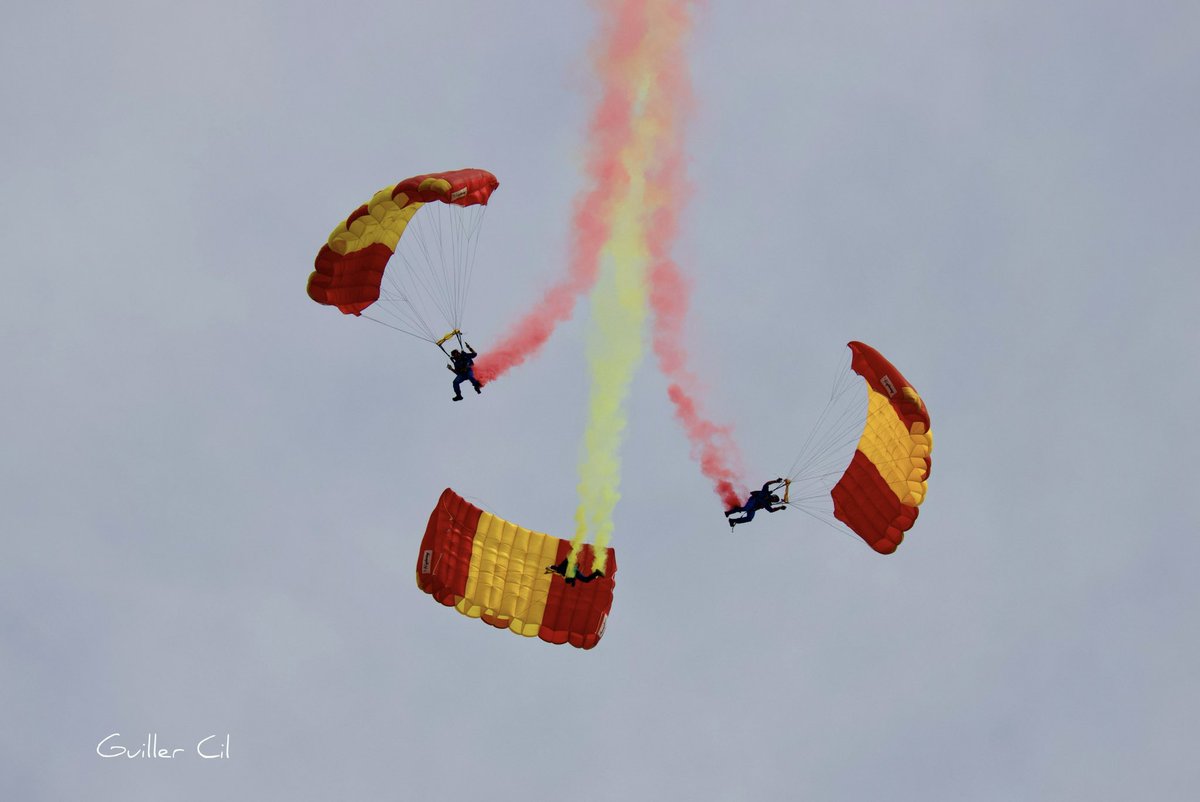 GuillerCil's tweet photo. ¡Qué espectacular y bonito lo hace todo la @PAPEAire ! 😍😍😍
Espejo a 3 y rotura (📸 1 y 2)
Espejo con bandera y rotura (📸 3 y 4)
#Aire25 #PAPEA https://t.co/K64YtI4yet
