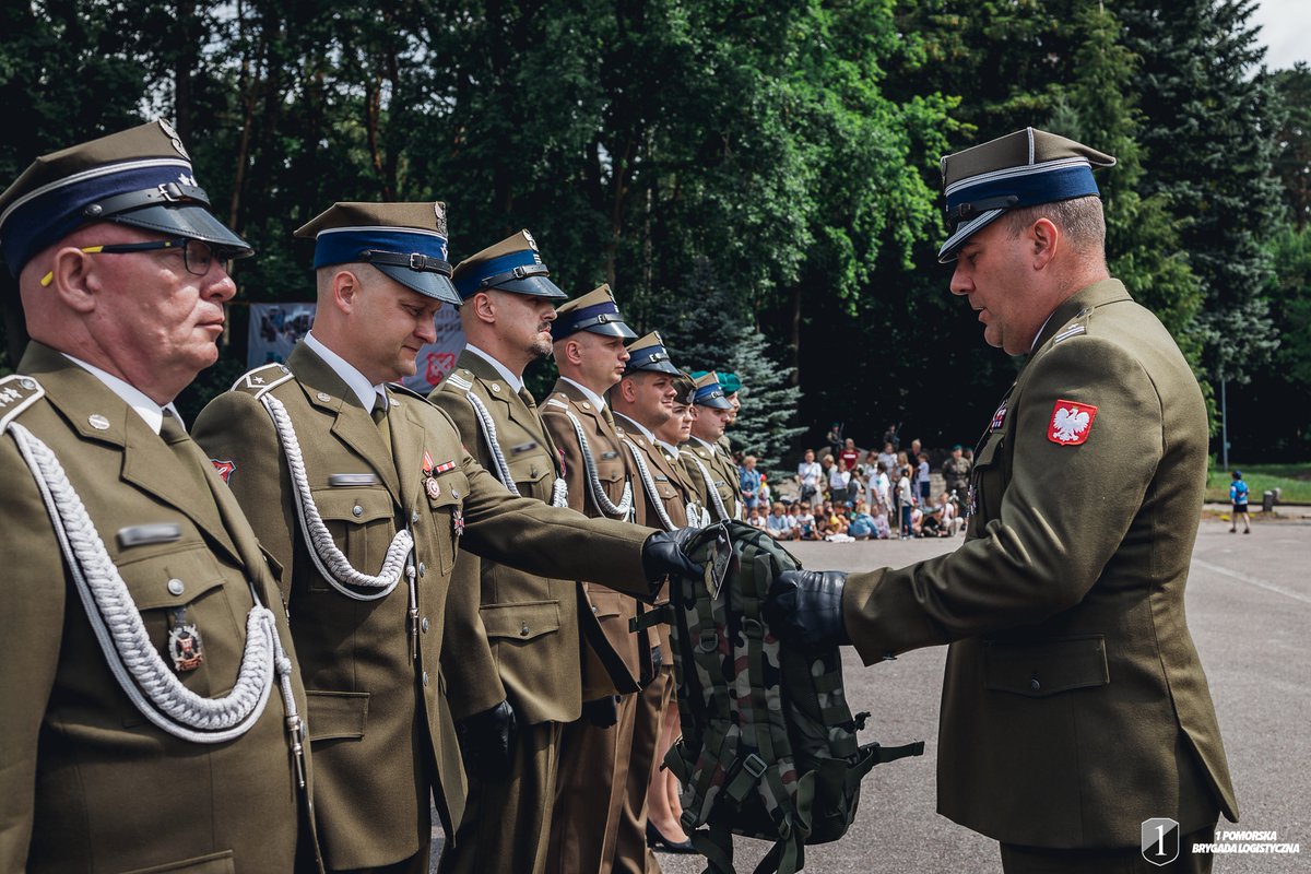 1BLogBydgoszcz's tweet photo. #3blog celebrował swoje święto. Uroczystość stanowiła doskonałą okazję do wyróżnienia żołnierzy, którzy w szczególny sposób zasłużyli się swoją służbą i zaangażowaniem. https://t.co/aQMEKjMzsp