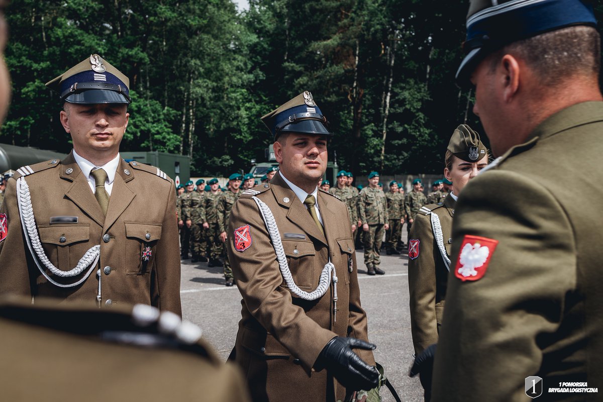 1BLogBydgoszcz's tweet photo. #3blog celebrował swoje święto. Uroczystość stanowiła doskonałą okazję do wyróżnienia żołnierzy, którzy w szczególny sposób zasłużyli się swoją służbą i zaangażowaniem. https://t.co/aQMEKjMzsp