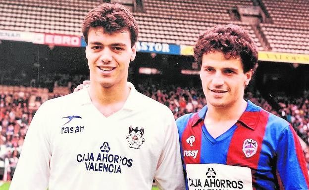 Qué tiempos aquellos en los que Pedro Sánchez jugaba en el Valencia derbis contra el Levante