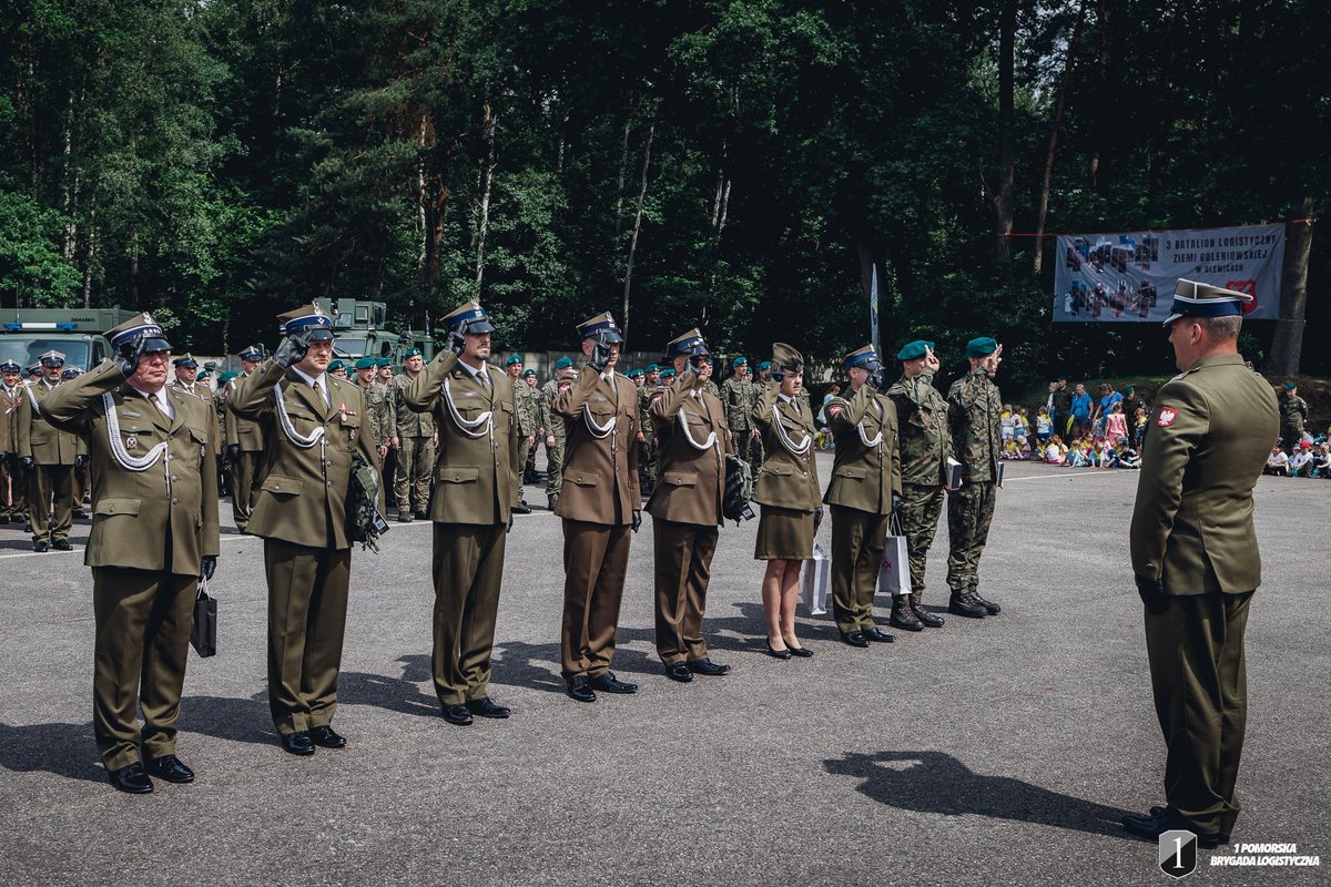 1BLogBydgoszcz's tweet photo. #3blog celebrował swoje święto. Uroczystość stanowiła doskonałą okazję do wyróżnienia żołnierzy, którzy w szczególny sposób zasłużyli się swoją służbą i zaangażowaniem. https://t.co/aQMEKjMzsp