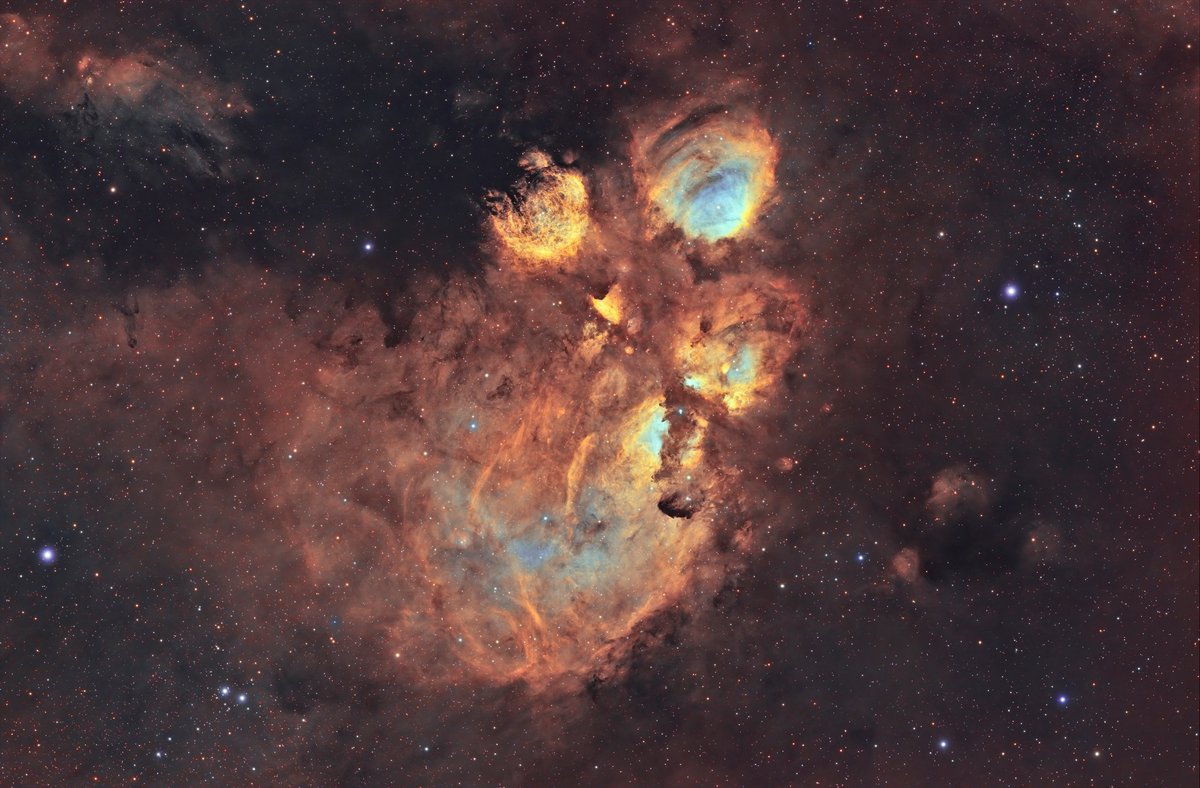 NGC 6334-Nebula Pata de Perro en paleta Hubble (SHO)
Equipment:StellarVue SXV80-3SB+SFFX1 Flattener+QHY183M+ZWO EAF+ZWO 2’ FD+SW EQ6-R-Pro
Ha 7nm 2’ #Optolong, 88x300’
Oiii-CCD 6.5 nm 2’Optolong, 85x300’
Sii-CCD 6.5 nm 2’,50x300’
Total integration:18.6 h
Credit: Ariel Cappelletti