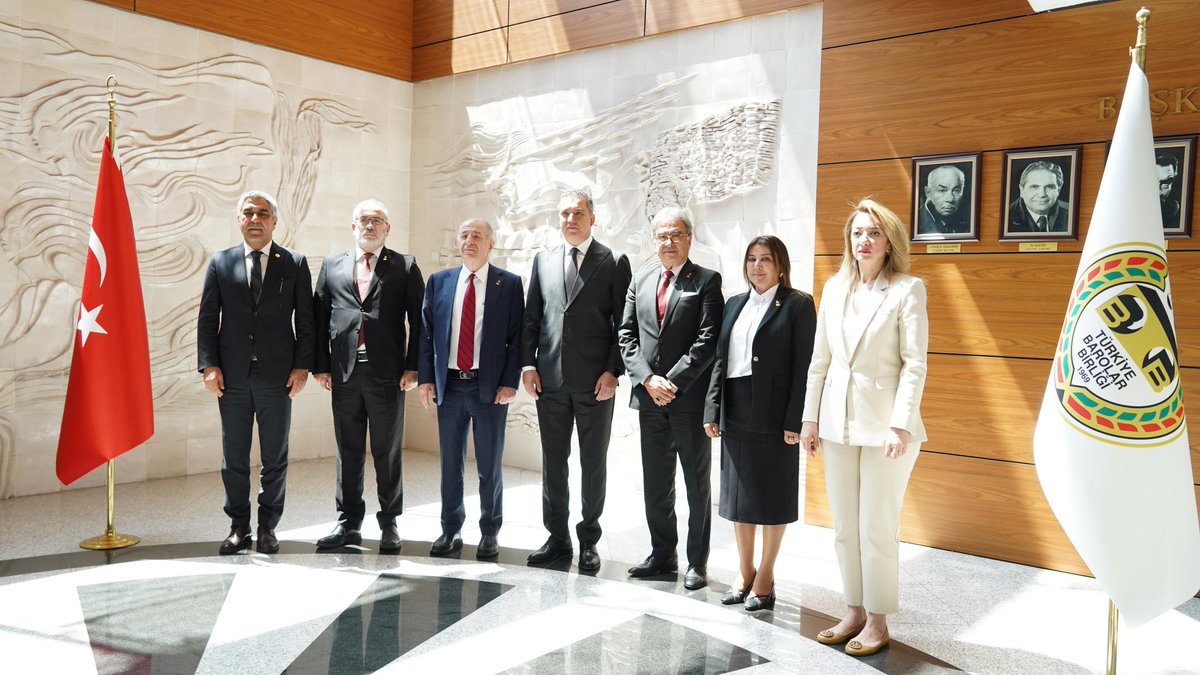 Genel Başkanımız Sayın Prof. Dr. Ümit Özdağ; Genel Başkan Yardımcılarımız Prof. Dr. Ali Şehirlioğlu, Suzan Küçüksaraç ve Seyit Yücel ile birlikte Barolar Birliği Başkanı Av. Erinç Sağkan’ı ziyaret ederek hukuk mücadelemize verdikleri destek için teşekkürde bulundu.