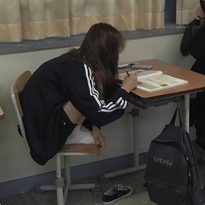 gyougiwarui's tweet photo. jk 授業中　靴脱ぎ　体育座り https://t.co/toPu1tq2Lu