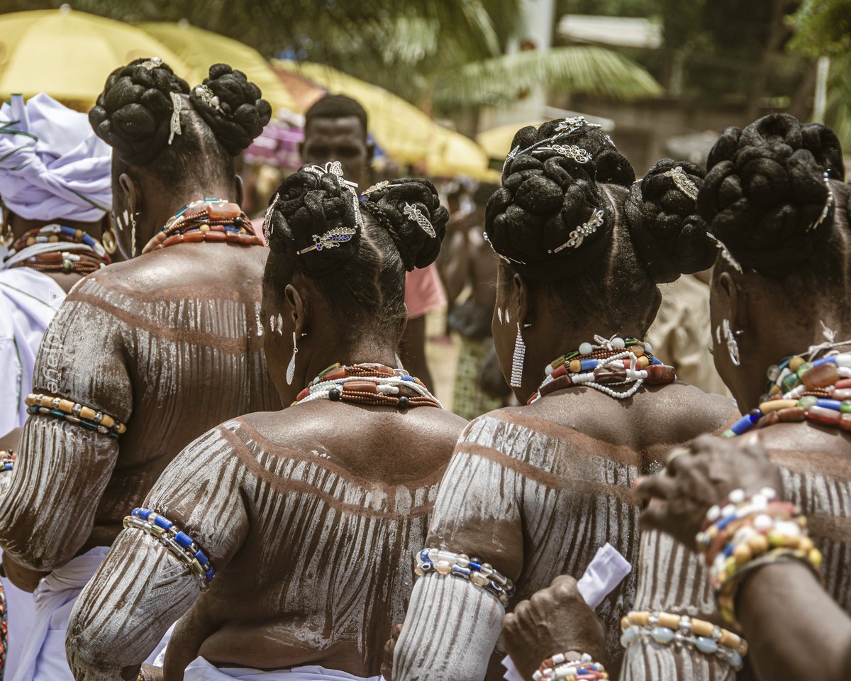 OH QUE C'EST BEAU!

Les fidèles des 41 divinités dansent et chantent pour célébrer la prise de la pierre sacrée. 29 août 2024, Glidji-Kpodji, Togo.

©️Abadjayé Justin SODOGANDJI 

#Ekpéssosso #togo #glidji #Yéké-Yéké #abadjaye_justin #tradition #Guinvodun
