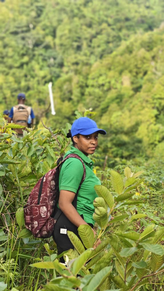 Nice Ryne, 29 ans, éco-garde à Anjouan, veille chaque jour sur la biodiversité du parc de #Ntringui. Grâce au soutien du projet RNAP2, elle agit pour préserver nos forêts et inspirer d’autres jeunes. « Protéger, c’est agir. » lagazettedescomores.com/soci%C3%A9t%C3…
#Comores #Environnement #PNUD