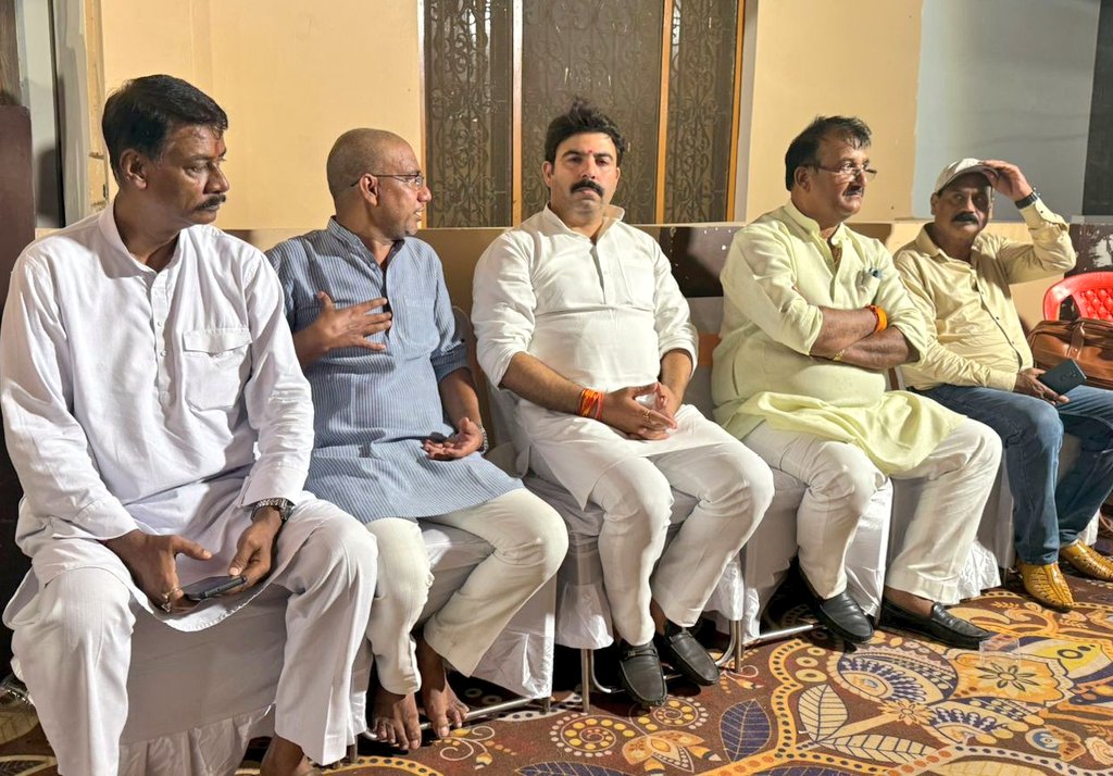 अपना दल (एस) के प्रदेश प्रवक्ता श्री राजेश श्रीवास्तव जी के पूज्य पिताजी जी के निधन पर आयोजित ब्रह्मभोज कार्यक्रम में राघव नगर, देवरिया स्थित उनके आवास पहुंच अपने श्रद्धा सुमन अर्पित किए एवं पुण्यात्मा की शान्ति की कामना की।

प्रभु श्रीराम दिवंगत पुण्यात्मा को अपने श्रीचरणों में