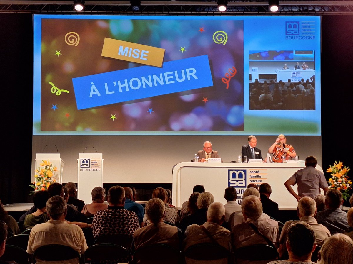 msa_bourgogne's tweet photo. [En direct AG @MSA Bourgogne]
Mise à l'honneur de Dominique BOSSONG, Président, Jean-Paul BAUDIN, 1er Vice-Président et René FAUCHEUX, Président Commission Vie Institutionnelle qui quittent le Conseil d'administration MSA Bourgogne.
#ElectionsDeleguesMSA https://t.co/X6w482ZnQJ