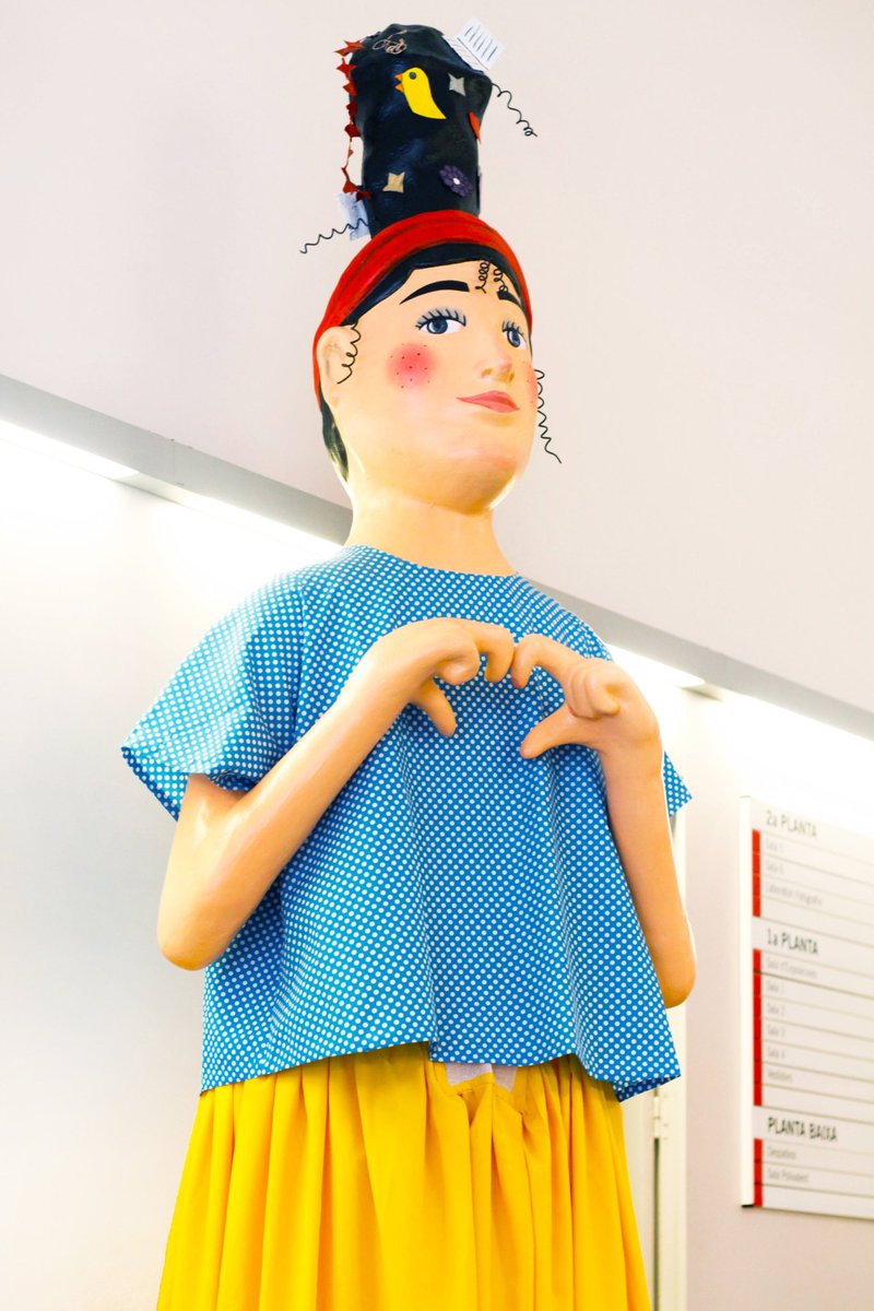 🫶💛 La Marina, nascuda a partir d’un concurs infantil a les escoles l’any 2018, i redisenyada per la il·lustradora Maria Cuetos, es converteix des d’aquell moment en la icona del barri de la Marina. L’any 2019 l’Alexandre Jodar Pascual, artesà, li dóna forma de geganta.