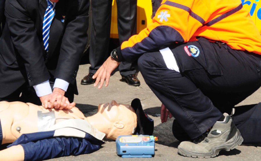 Línea Madrid (@lineamadrid) on Twitter photo ¿DEA? ¿RCP? ¿Sabes qué significan? ❤️
«Espacios cardioprotegidos» de <a href="/SAMUR_PC/">SAMUR-Protección Civil</a> 👉 bit.ly/49Rt0BG
#Emergencias ¿DEA? ¿RCP? ¿Sabes qué significan? ❤️
«Espacios cardioprotegidos» de <a href="/SAMUR_PC/">SAMUR-Protección Civil</a> 👉 bit.ly/49Rt0BG
#Emergencias
