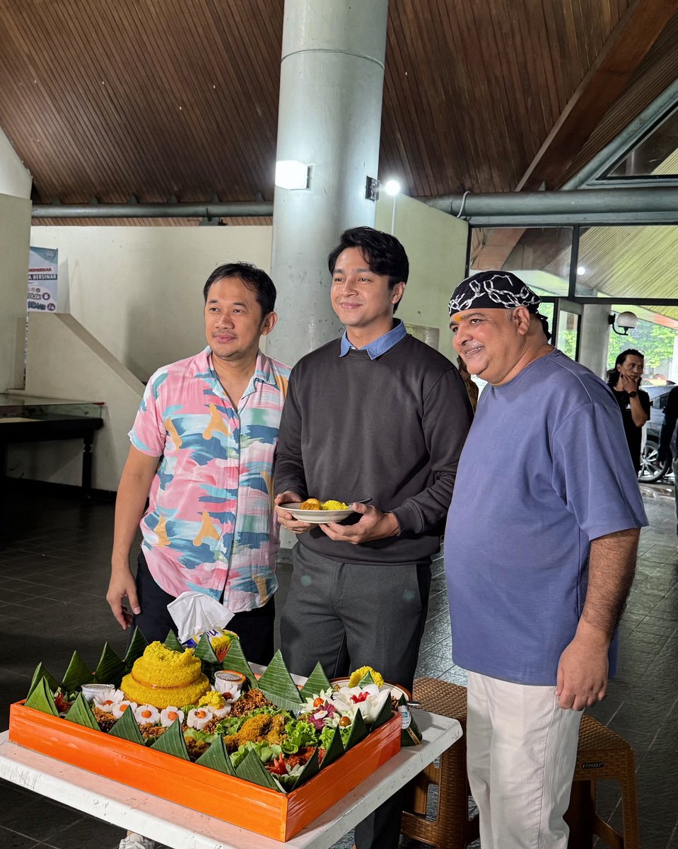 Laki-laki tidak bercerita. Tiba-tiba tumpengan.