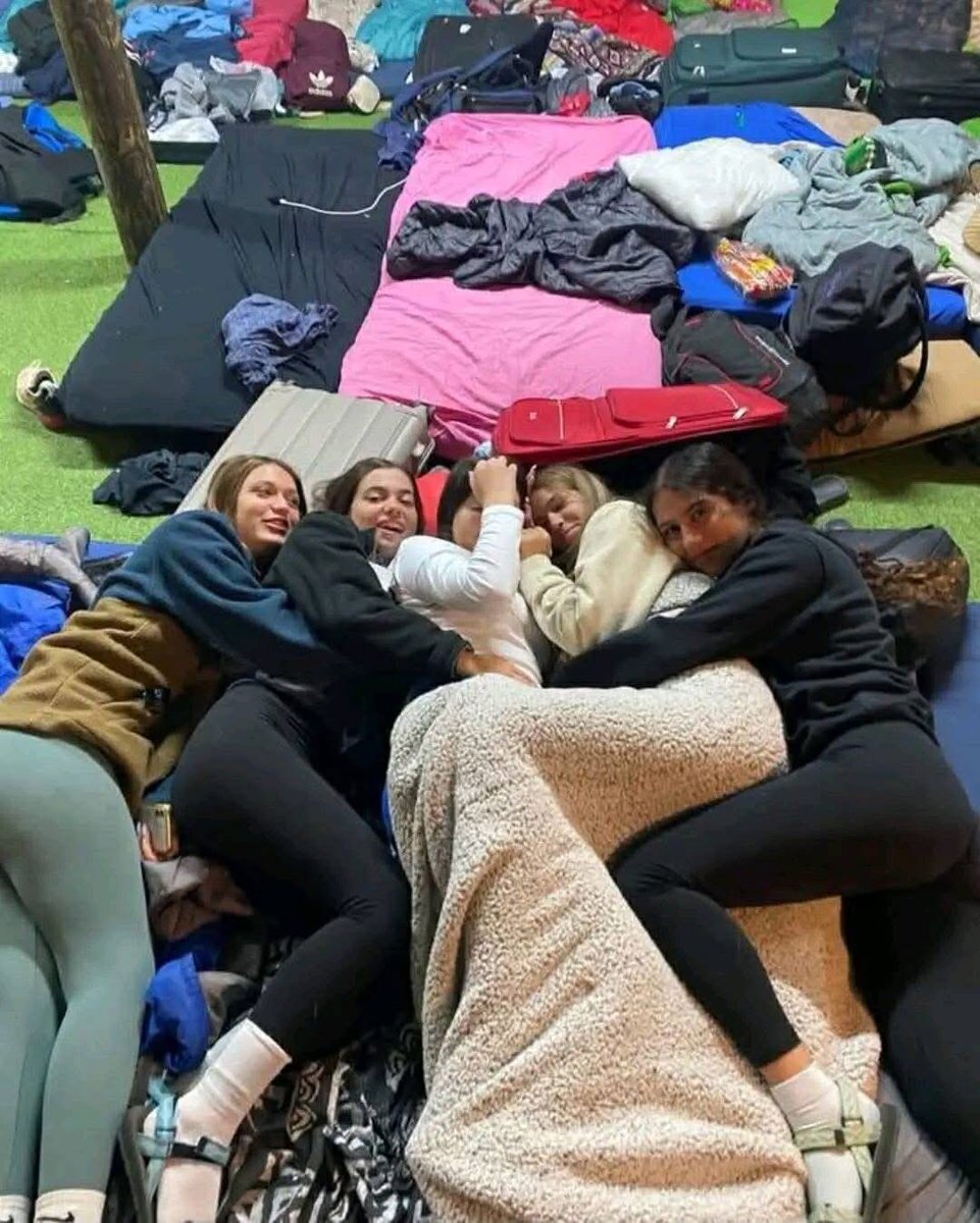 كانت ليلة صعبه على بنات رقدات في الملاجئ