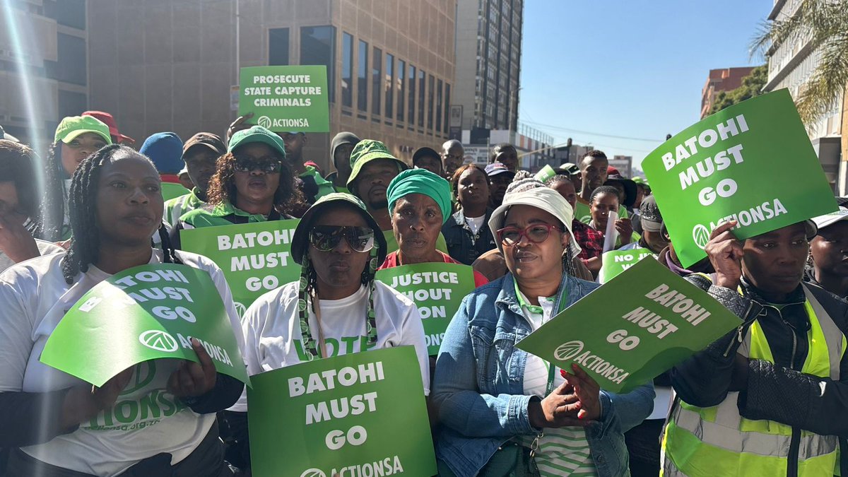 Action4SA's tweet image. 𝐋𝐞𝐬𝐬 𝐏𝐨𝐥𝐢𝐭𝐢𝐜𝐬, 𝐌𝐨𝐫𝐞 𝐏𝐫𝐨𝐬𝐞𝐜𝐮𝐭𝐢𝐨𝐧𝐬! 

This morning, we are gathered outside the Justice Minister’s office to call for the immediate removal of Adv. Shamila Batohi as the Head of the NPA.

South Africans deserve a prosecuting authority that delivers