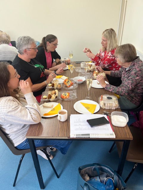 Cangen Penrhyncoch

Dyma luniau cyfarfod 12fed a Fehefin, noson trefnu rhaglen Newydd, a’r aelodau wedi archebu a derbyn bocs bwyd gan Mel o Aber Catering. Roedd diod a paned ar gael.