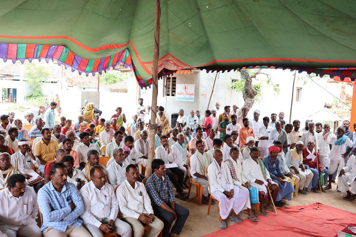 నిజాంపేట్ (మం).రాంరెడ్డి పేట్(గ్రా) భూభారతి రెవెన్యూ సదస్సును నిర్వహించిన కార్యక్రమంలో స్థానిక ఎమ్మెల్యే గారితో జిల్లా కల్లెక్టర్ కలిసి పాల్గొని భూ సమస్యల పరిష్కారం కోసం ప్రజలు దరఖాస్తు చేస్తున్న తీరును పరిశీలించి,దరఖాస్తుదారులతో మాట్లాడి సమస్యల గురించి అడిగి తెలుసుకోవడం జరిగింది