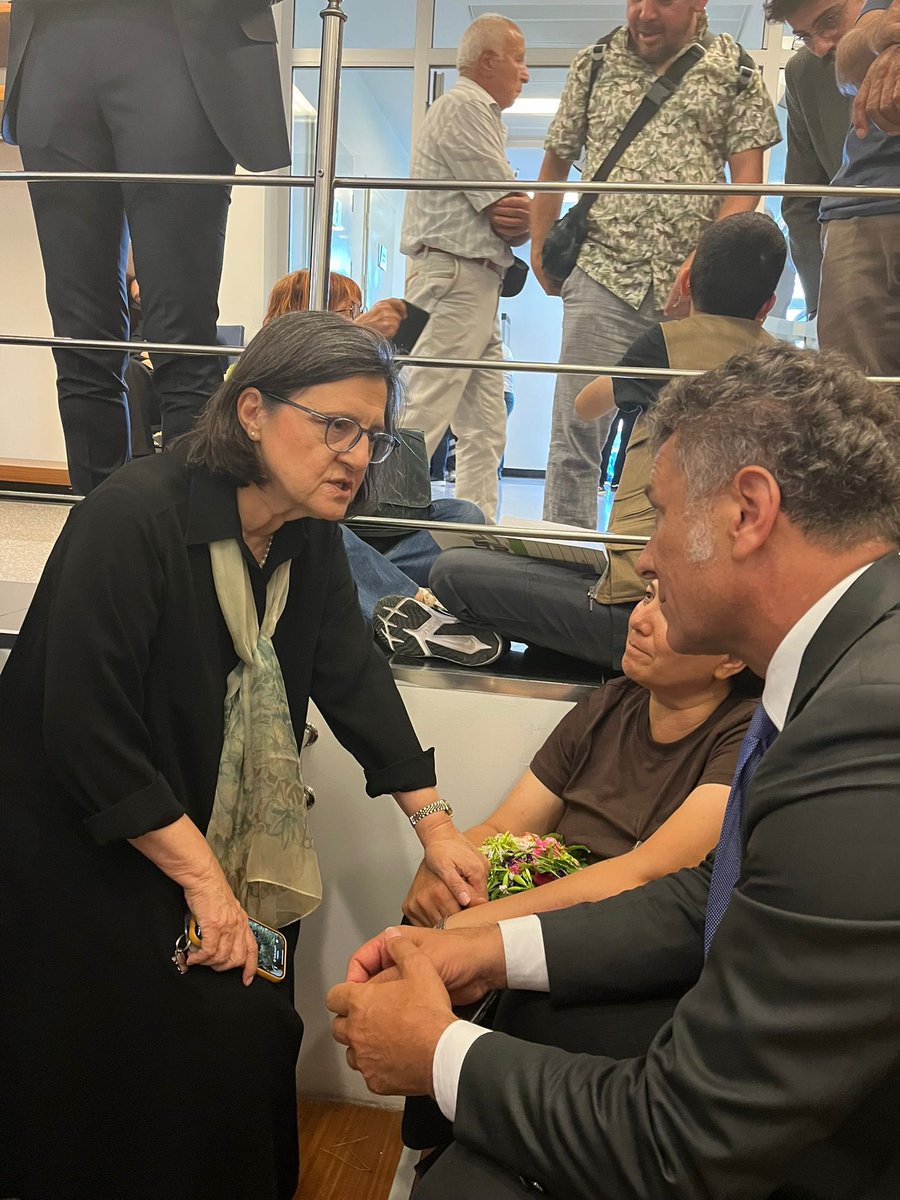 orhansaribalchp's tweet photo. Onlar kamunun malını üç beş yandaşa aktarmanın peşinde, biz o toprağı tırnaklarıyla koruyan halkın yanındayız.

Onlar maden baronlarının sofrasında yer tutar, biz zeytin ağacının dibinde omuz omuza direniriz.

Onlar halkı iter, yerlerde sürükler, biz omuzlarız!

Toprak hep aşağıdan çatlar. 
Onlar gidecek, biz kalacağız. 
Bu ihaneti affetmeyeceğiz.

İsminin önünde “milletvekili” yazan ama sırtını millete dönenlerle, toprağını terk etmeyen köylü arasında bir hesap daha var.
Bu hesap, bir gün mutlaka sorulacak!

@kuzeyormanlari 
@DogaDernegi @dogader 
@iklimadaleti_k 
@BKolektifi 
@kazdagikoruma 
@ikizkoydireniyo