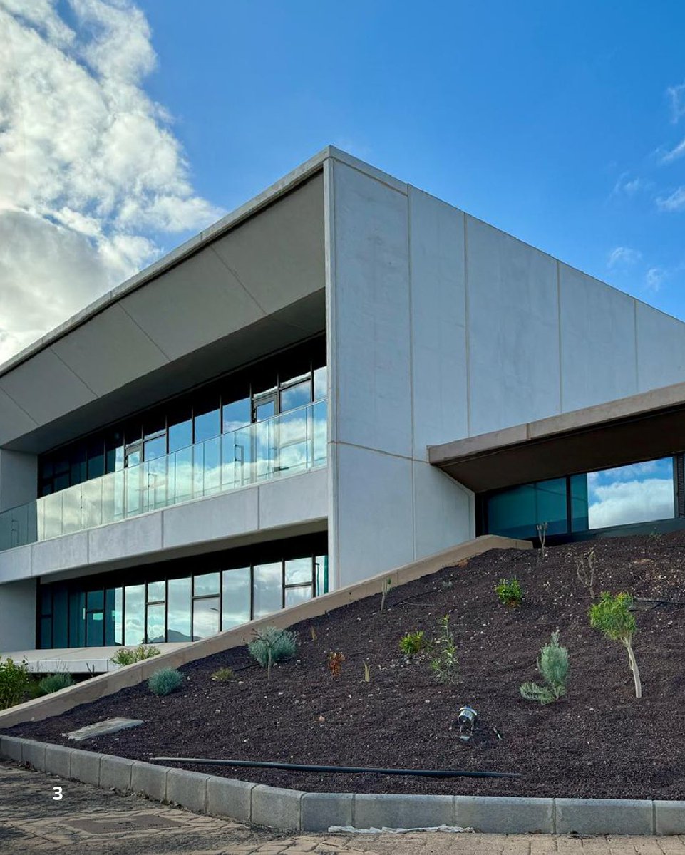 GlassyDur's tweet photo. ✨ Otro de los proyectos nominados a los #PremiosdeArquitectura 2025 es el Edificio Polivalente en el Parque Tecnológico de Fuerteventura, una obra de Boissier Arquitectos en la que desde Glassydur hemos tenido el honor de participar. https://t.co/Qrpu37mu8r