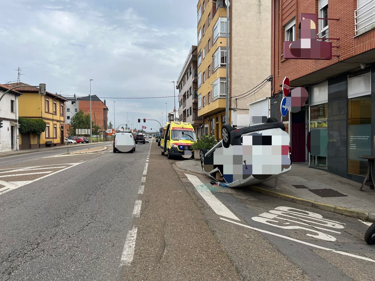 Vuelco de un vehículo en la avd. de antibióticos, N. 133,  como consecuencia de un alcance. 

Trasladadas al CAULE, dos conductoras heridas leves.

👮🚔👮‍♀️ #Tu092León investiga las causas.

#PolicíaLocalCercaDeTi