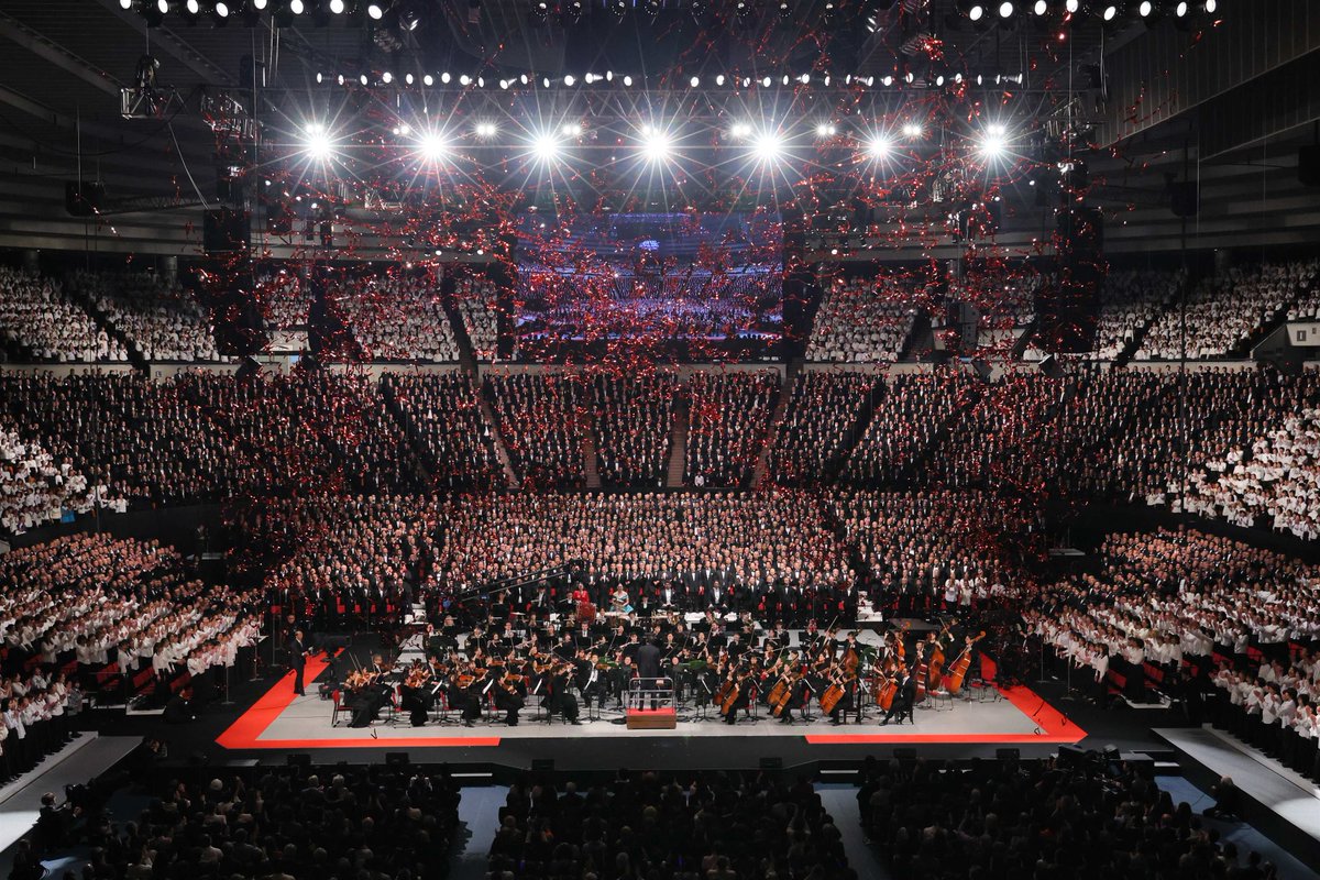 「#サントリー1万人の第九」に一度参加すると、
もう抜け出せないって本当？！😳

実はこれ、よく聞く話なんです！
一度あの壮大な #ハーモニー の中で歌う #感動 を味わってしまうと、
その #魅力 にどっぷりハマっちゃう人が続出！🎶

あなたも、この「やめられない」魅力に触れてみませんか？😉✨