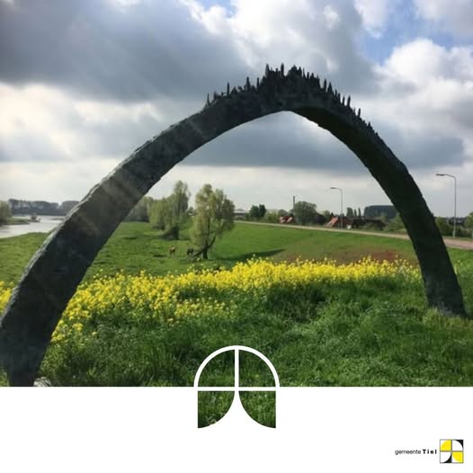 Monumentale bronzen boog aan de dijk weer terug geplaatst. Op de dijk aan de Waal bij Tiel zal dit prachtige kunstwerk eind deze week alweer van veraf te zien zijn. Voor veel fietsers en wandelaars is dit een bijzonder herkenningspunt op de route. Info:bit.ly/3FY8ztf