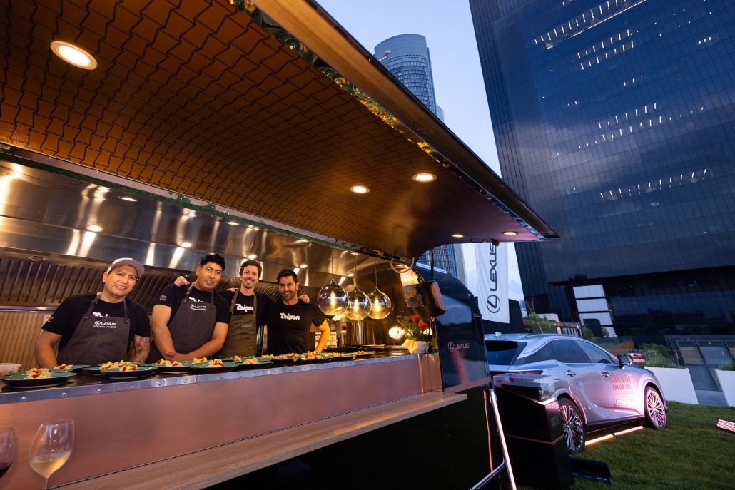 LEXUS ELEVA EL OMOTENASHI CON SU FOOD TRUCK JUNTO AL CHEF DE TRIPEA, ROBERTO MARTÍNEZ apmc.cat/apmc/?p=133344 <a href="/LexusSpain/">Lexus España</a> <a href="/PremsaMotorCat/">APMC</a> #Lexus #APMCmotor
