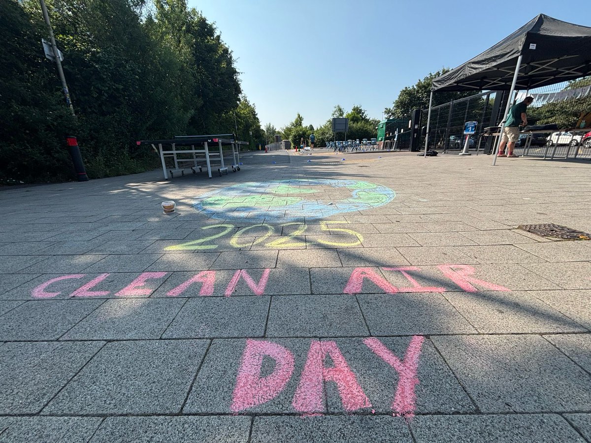 It’s National #CleanAirDay today and these students from <a href="/CastleMeadAcad/">Castle Mead Academy</a> in #Leicester are doing the school run by boat! That’s certainly one way to cut down on air pollution! Find out more about pollution-free travel in Leicester and Leicestershire at choosehowyoumove.co.uk