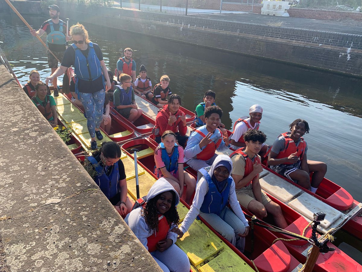 Leicester_News's tweet photo. It’s National #CleanAirDay today and these students from @CastleMeadAcad in #Leicester are doing the school run by boat! That’s certainly one way to cut down on air pollution! Find out more about pollution-free travel in Leicester and Leicestershire at https://t.co/FcMN4qaSVH https://t.co/C156vAxRzt