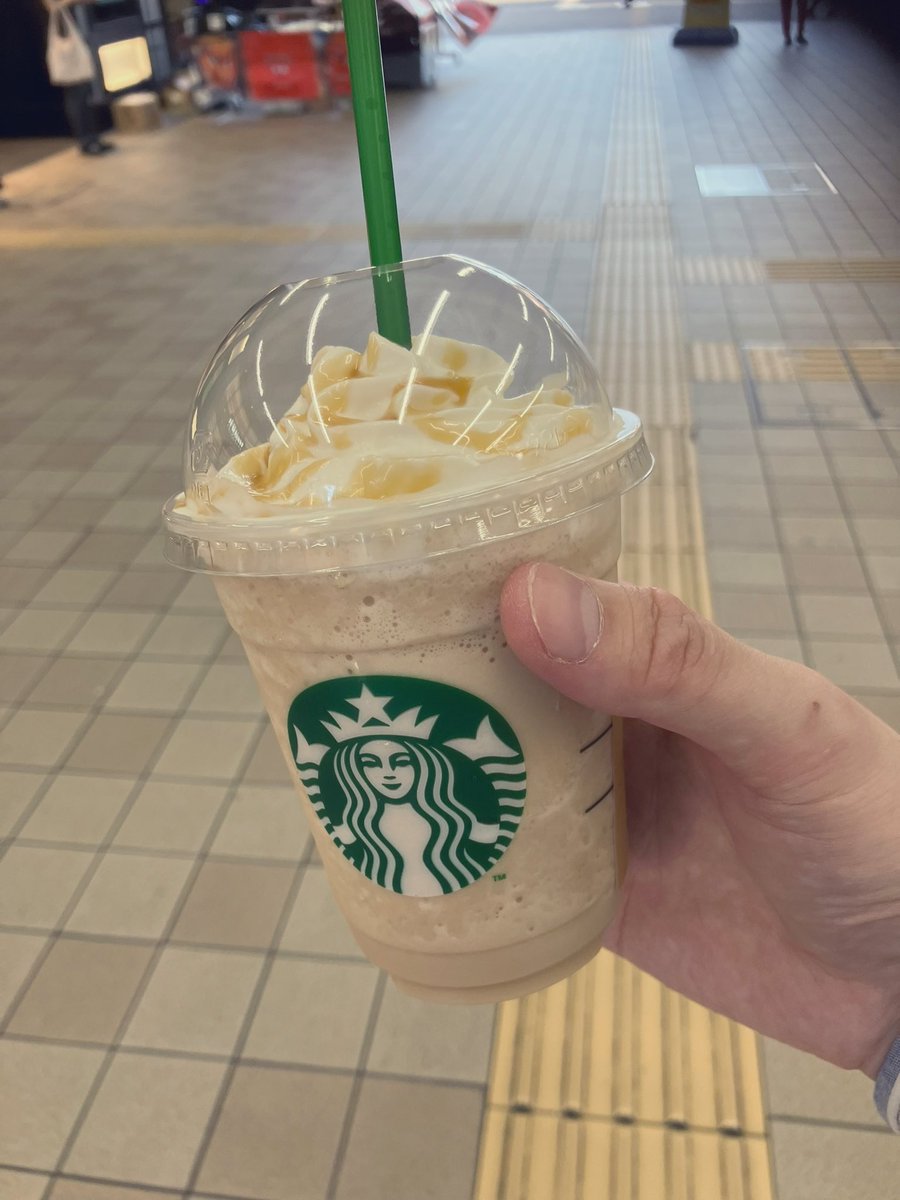 手話で注文するスタバがあるとのことで、メンバーの子と二人で行って来た✨
まぁ普段は甘くて美味しいトールキャラメルフラペチーノのアーモンドミルク変更なんて頼まないですが…。
頑張って手話と指文字で伝えてみました✨
フラペチーノの手話はコーヒーと同じなのは初めて知りました😆