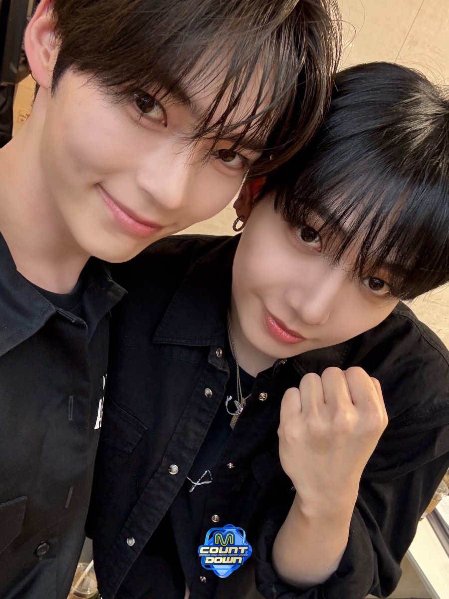 엠카 출입문 앞에 처음 보는 제작진 두 명
앉아 있습니다 외부인인지 확인해 주세요
ㄴ 네 확인하겠습니다.
(삐빅) 확인 결과 MC입니다 💗

엠카 PD님으로 변신한 멍캣 보러 본방 사수? HMH
ㄴ 아니 HYH (해야 해)

#성한빈 #SUNGHANBIN
#명재현 #JAEHYUN
#ZEROBASEONE #BOYNEXTDOOR
