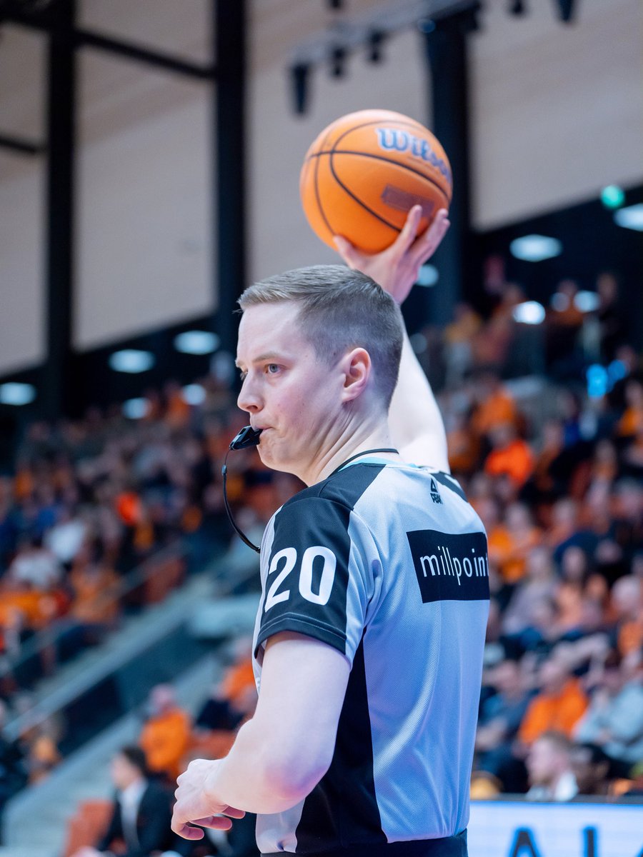 Viidesti Korisliigan parhaaksi erotuomariksi valittu Ville Selkee lopettaa erotuomariuransa. Päätös lopettamisesta on kypsynyt Selkeen takaraivossa muutaman viime kauden ajan.

Kiitos ikimuistoisista hetkistä, <a href="/VilleSelkee/">Ville Selkee</a> 🤝

Lue haastattelu 👇

basket.fi/basket/uutiset…