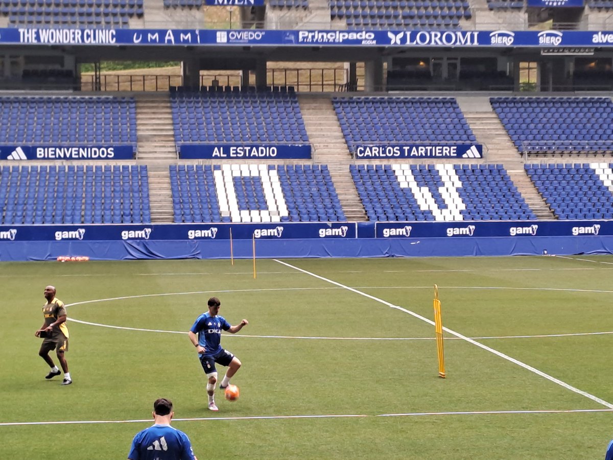 🔵 Jueves en el Carlos Tartiere. Santi Cazorla y Fede Viñas arrancan la sesión de entrenamiento junto a sus compañeros.