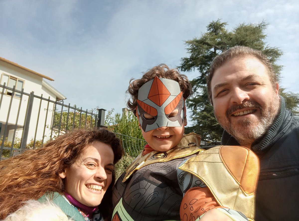 GaetanoIngala's tweet photo. Per stare in mezzo a Voi due... ci vogliono i Superpoteri! Auguri a Papà e Mamma per i vostri 10 Anni di matrimonio!
Gapplausi Alla Vita... Sempre!

@FlaviaStrazzant
#amore
#19giugno2025 https://t.co/im5NeRhfRe