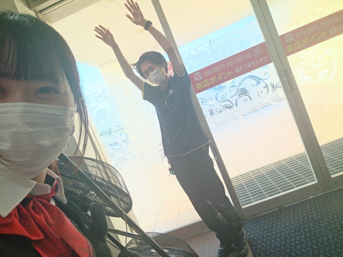 おはこん🍙
夕方でも暑い🔥☀️

各風徐に虫を飛ばす扇風機が設置されております🐝
こんなかんじで風を感じることも可能です🐝
遊んでないで仕事しなさい🐝！

#仕込みです