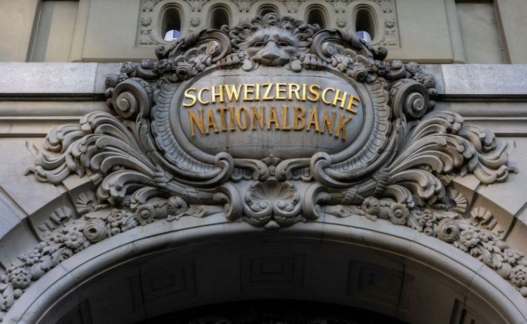 LeJournalDuCoin's tweet photo. 🇨🇭 La Banque nationale suisse ramène ses taux à 0 %, une première depuis l'ère COVID, pour contrer la déflation et la pression du franc face à la guerre commerciale de Trump. https://t.co/eNmebSZDQv