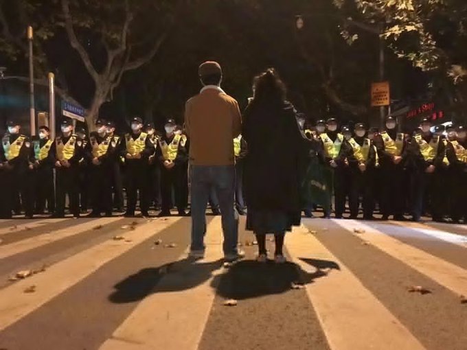經典回顧
 上海，复旦新闻学院二位教授和警察对峙，保护他们的学生不受抓捕。 让人泪目，谁说中国人不会反抗。