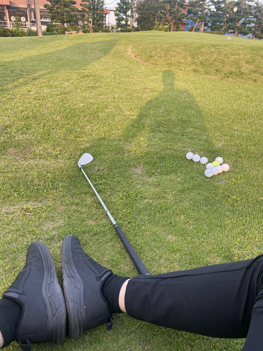 nobineet's tweet photo. さて、今日もアプローチ練習から🏌️‍♀️
夕日の中、準備体操気持ちいいね https://t.co/3Xgw20RJju