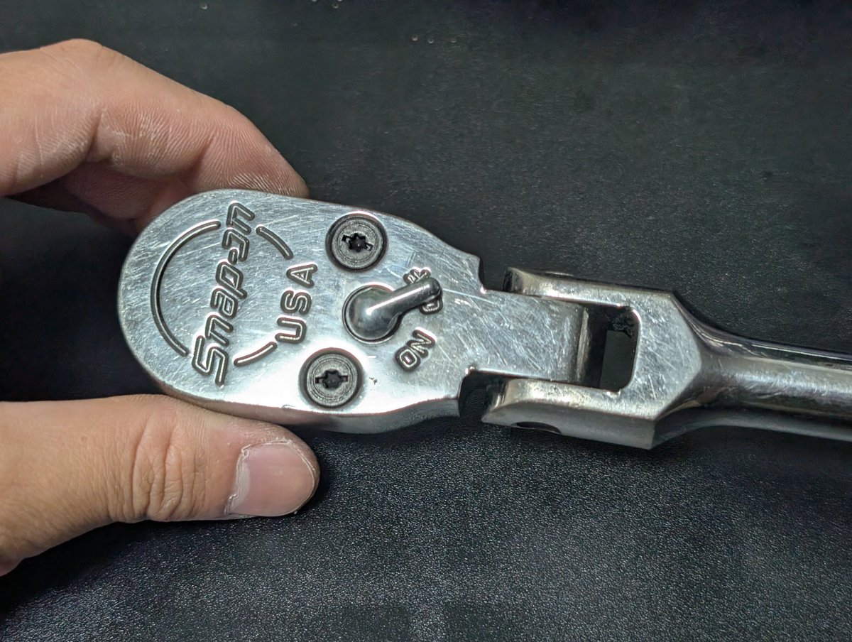 部屋でやるべきじゃなかった…
墨汁みたいなグリス出てきた笑

ギアも若干滑ってたみたい、新品ギアはかなりガッチリしてる✨